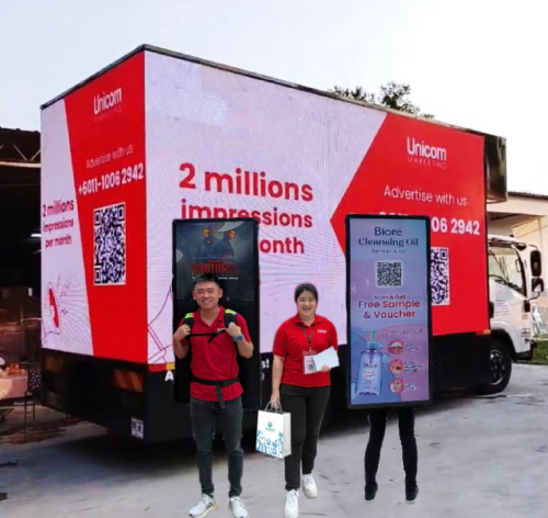 borderlesstruckandhumanbillboard